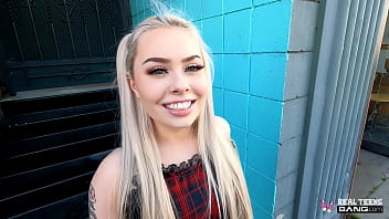 Sex erotic cu o blondă care își exprimă dorințele porno făcând dragoste frumos în pizdă
